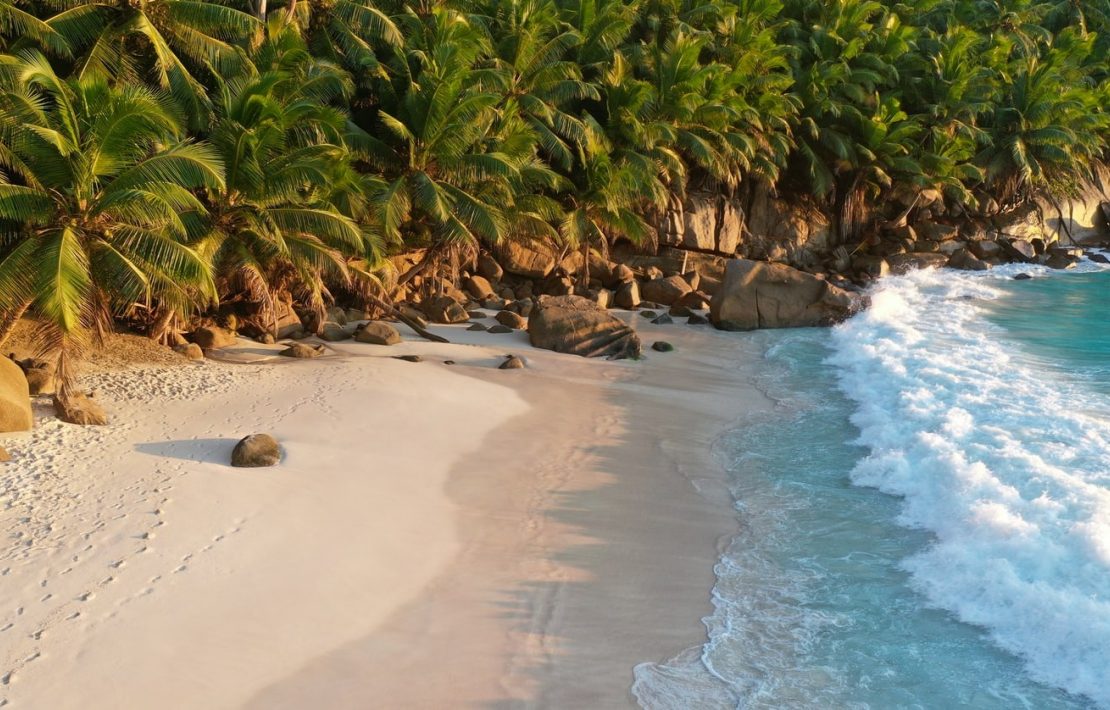 Golven Op Strand Seychellen