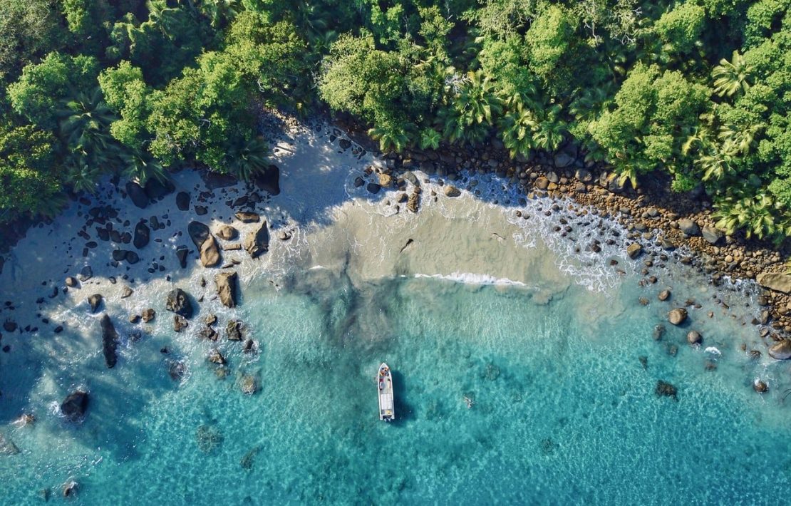 Bovenaanzicht Strand Seychellen