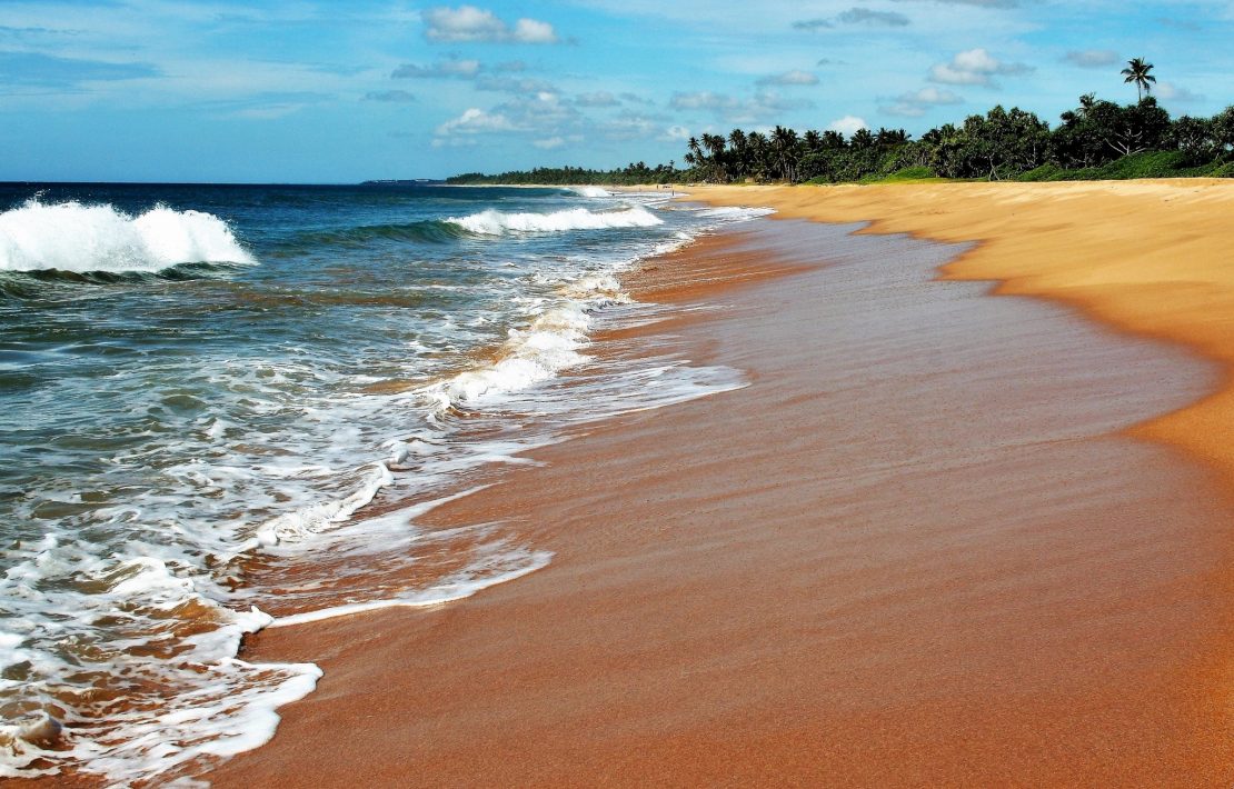 Golven Komen Op Het Strand Van Sri Lanka